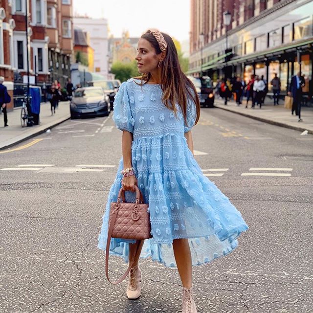 Niebieska sukienka na lato