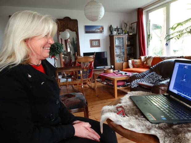 Joanna Pajkowska w swoim domu podczas rozdania Travelerów