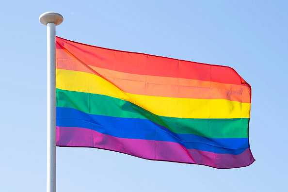 Tęczowe flagi na pomnikach