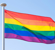 Tęczowe flagi na pomnikach