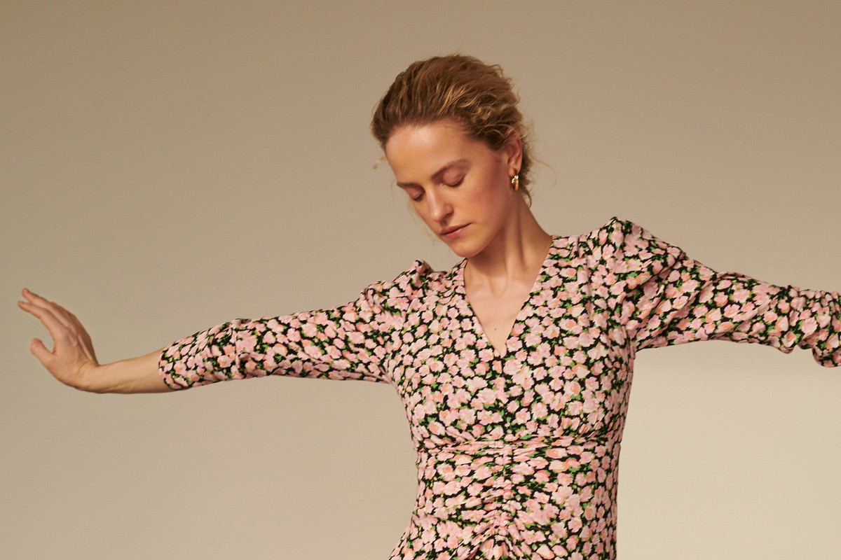 Sukienka w kwiaty Reserved