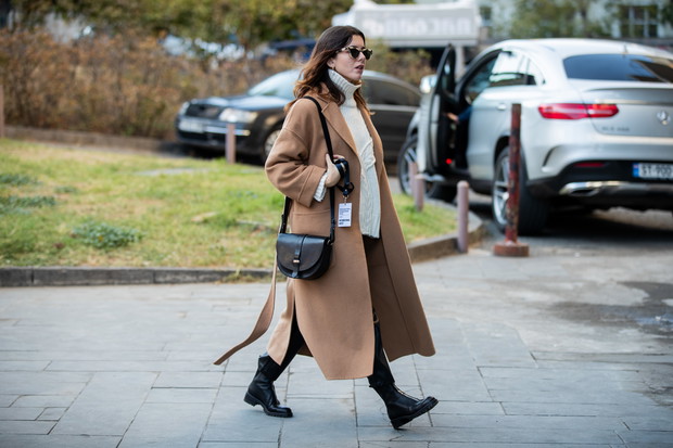 Beżowy sweter hitem sezonu zima 2019: najmodniejszy sweter na zimę