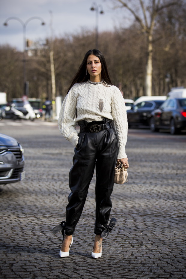 Beżowy sweter hitem sezonu zima 2019: najmodniejszy sweter na zimę