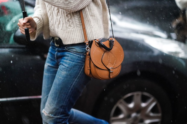 Beżowy sweter hitem sezonu zima 2019: najmodniejszy sweter na zimę