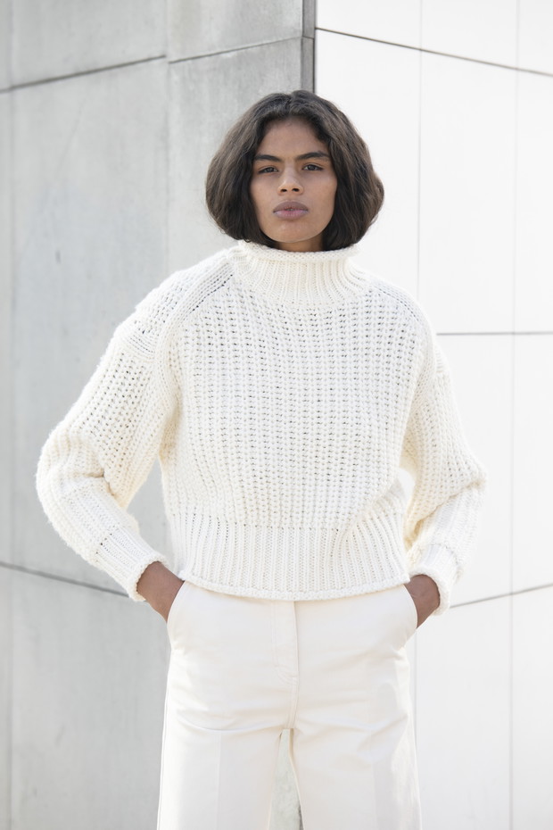 Beżowy sweter hitem sezonu zima 2019: najmodniejszy sweter na zimę