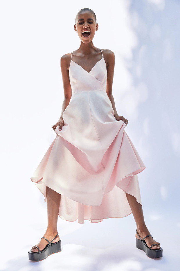 Jasnoróżowa sukienka na cienkich ramiączkach Zara - cena 199 zł