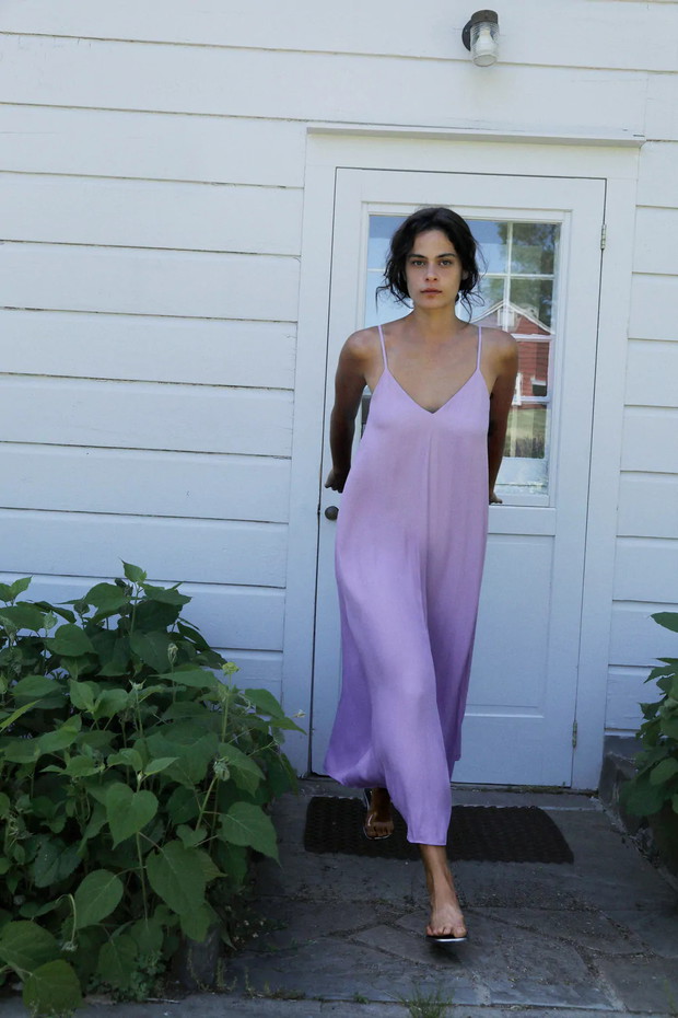 Lawendowa sukienka na cienkich ramiączkach Zara - 139 zł