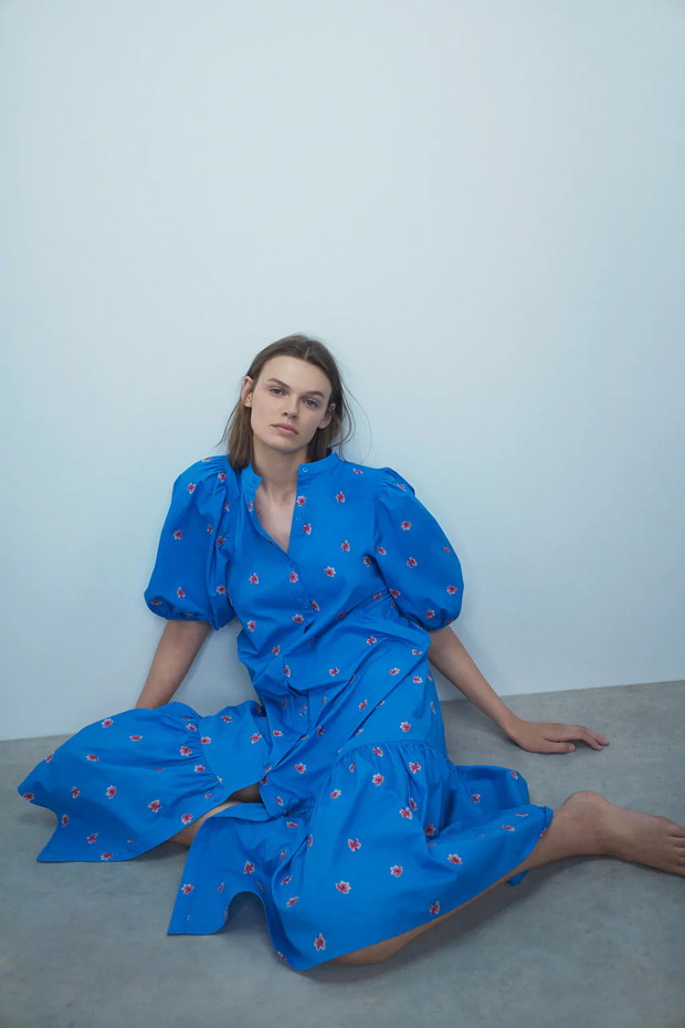 Niebieska sukienka w haftowane kwiaty Zara - 199 zł