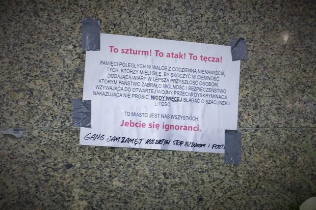 Tęczowe flagi na pomnikach