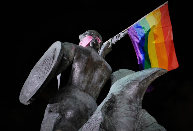 Tęczowe flagi na pomnikach