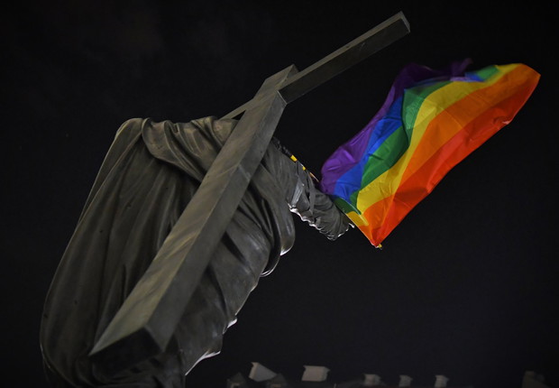 Tęczowe flagi na pomnikach