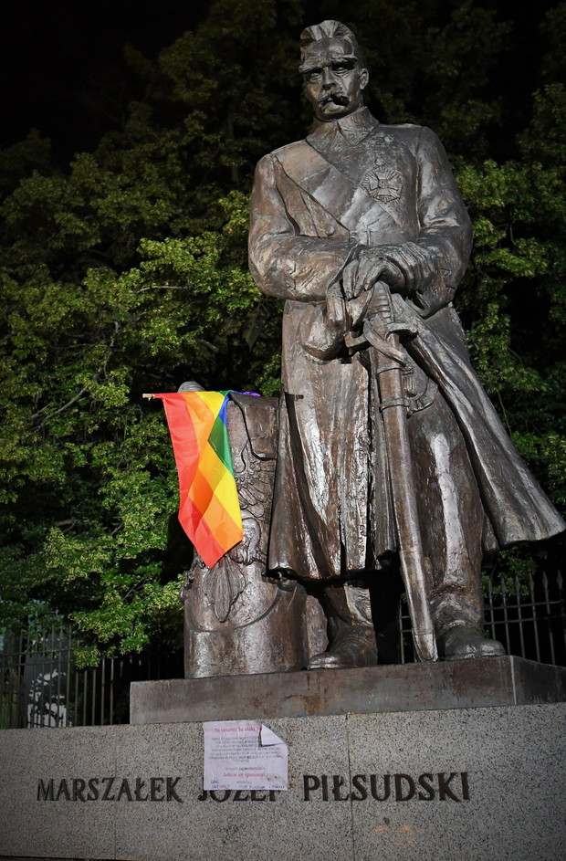 Tęczowe flagi na pomnikach