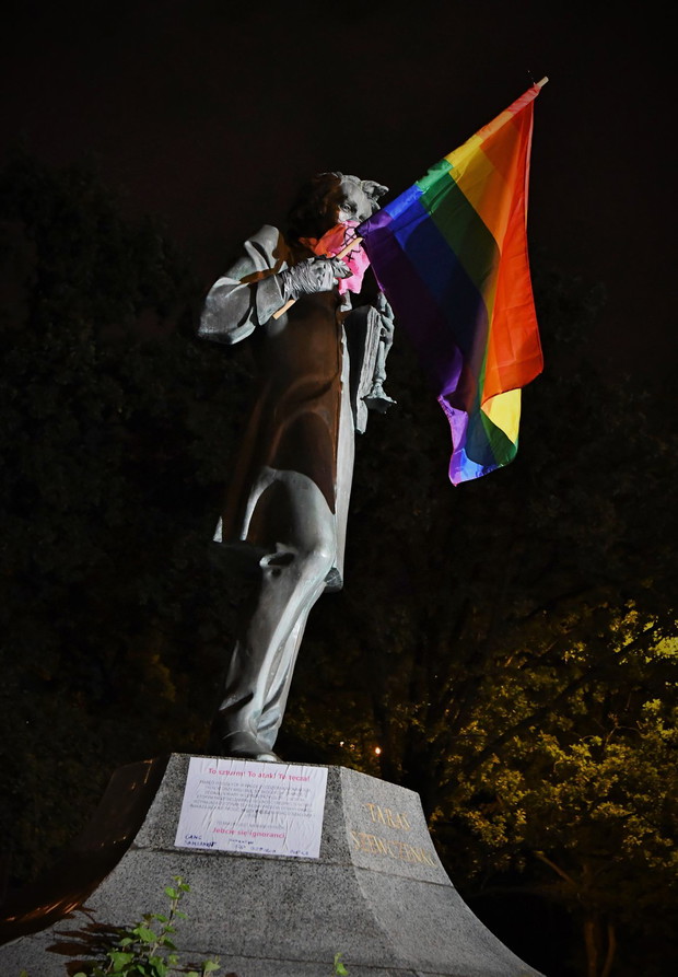 Tęczowe flagi na pomnikach