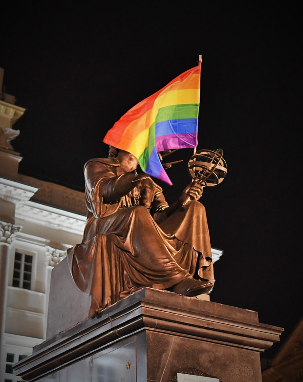 Tęczowe flagi na pomnikach