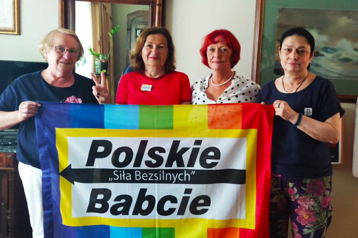 Polskie Babcie z ich flagą.