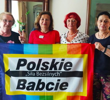 Polskie Babcie z ich flagą.