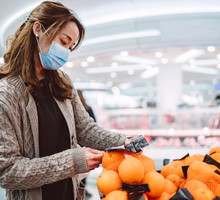 Maseczki w sklepach będą obowiązkowe? Minister Szumowski: "Nie ma wymówek"