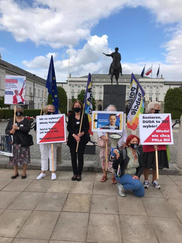 Polskie Babcie przed pałacem prezydenckim