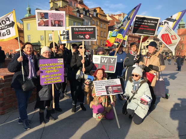 Polskie Babcie z transparentami