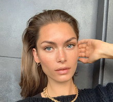 Rozświetlacz do twarzy: jak dobrać go do urody? Jak nakładać?