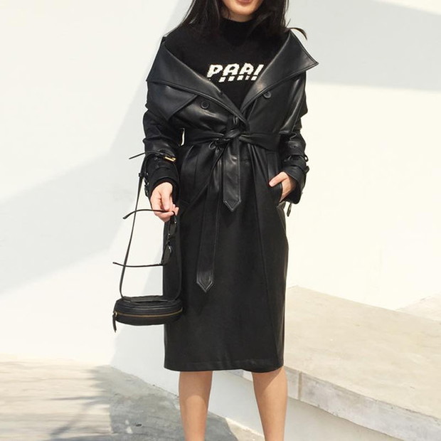 Trendy na jesień 2020 - czarny płaszcz z eko skóry Boco Clothing