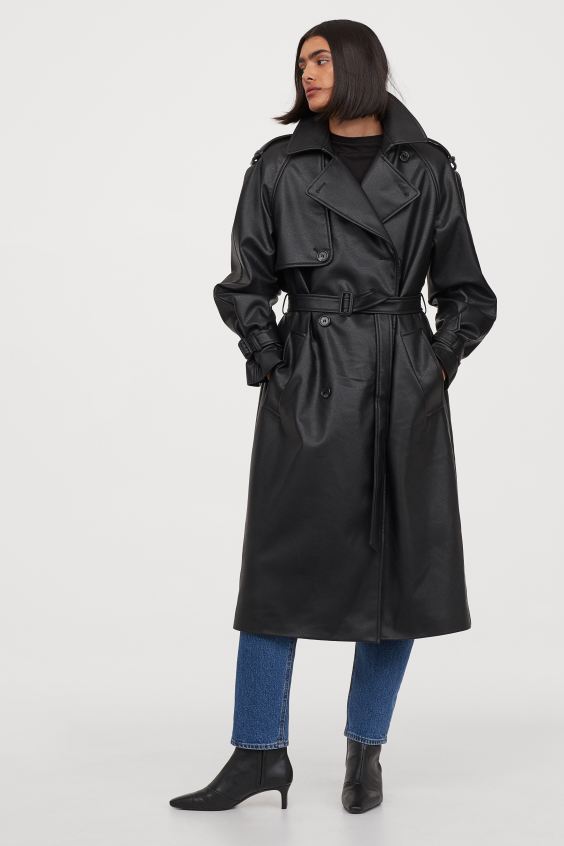 Trendy na jesień 2020 - czarny płaszcz z eko skóry H&M