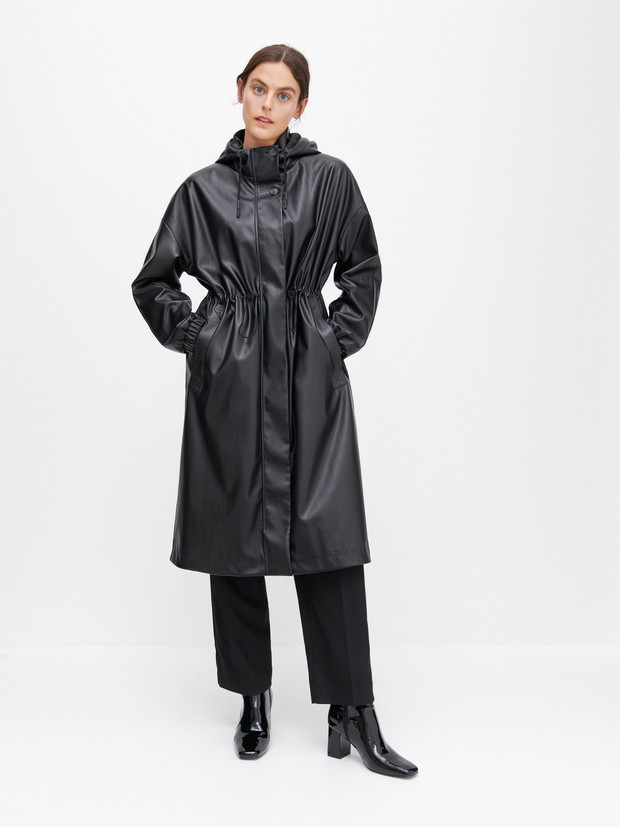 Trendy na jesień 2020 - czarny płaszcz z eko skóry Reserved