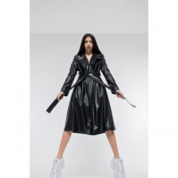 Trendy na jesień 2020 - czarny płaszcz z eko skóry Rest Factory