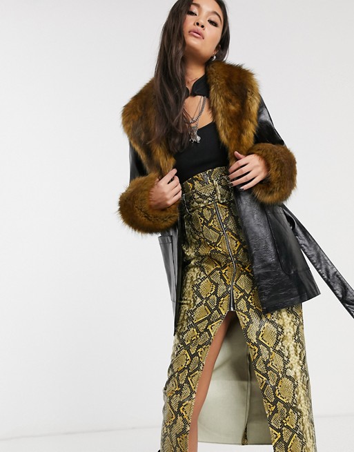 Trendy na jesień 2020 - czarny płaszcz z eko skóry Topshop