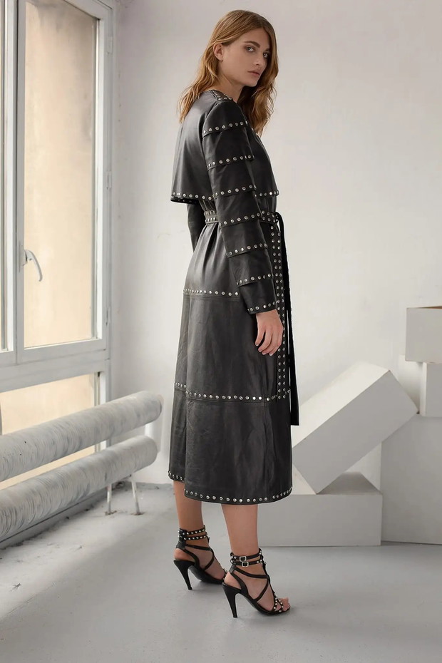 Trendy na jesień 2020 - skórzany płaszcz z napami Simona Nikołajewska