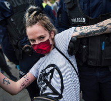 Raport Krajowego Mechanizmu Prewencji Tortur po aresztowaniu Margot i zatrzymaniu demonstrantów. To pokazuje, jak jesteśmy traktowani przez policję