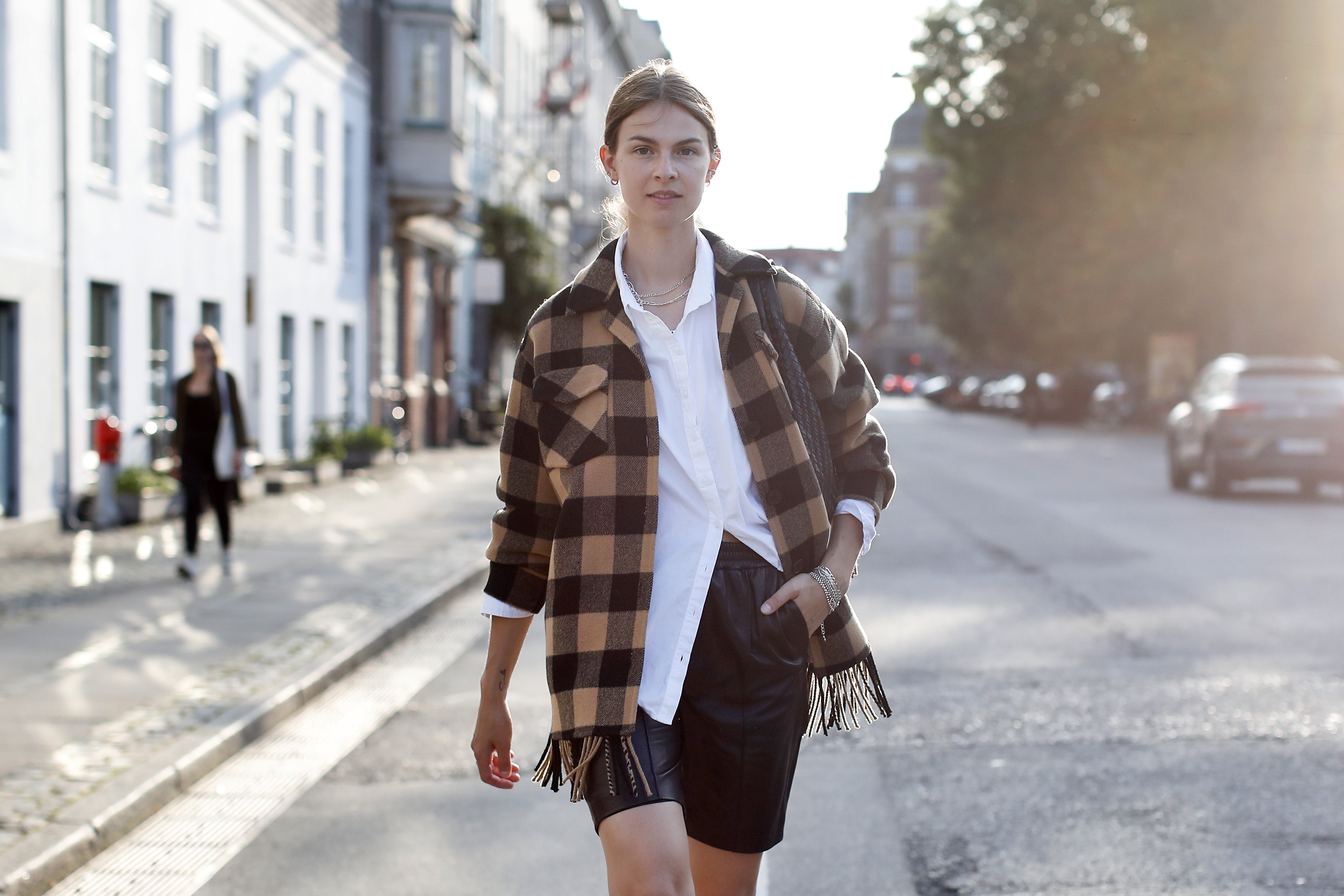 Trendy na jesień 2020: Koszulowa kurtka - koszula oversize w kratę