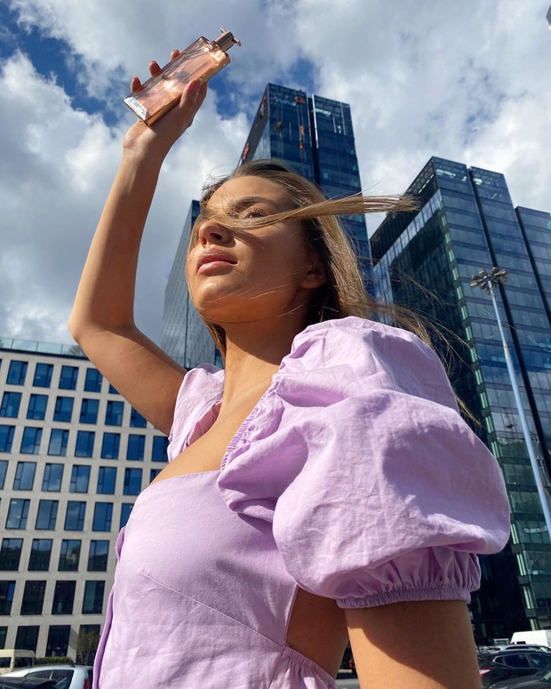 Julia Wieniawa i trendy na jesień 2020 - liliowa sukienka