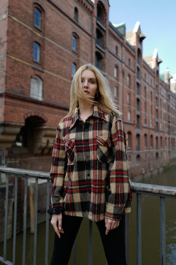 Trendy na jesień 2020: Koszulowa kurtka - koszula oversize w kratę