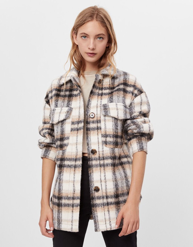 Trendy na jesień 2020 - koszulowa kurtka w kratę Bershka