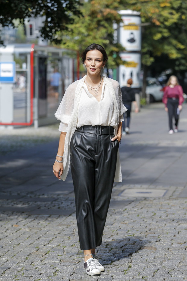 Trendy na jesień 2020: Paulina Krupińska w modnych spodniach ze skóry