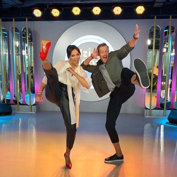 Trendy na jesień 2020: Paulina Krupińska w skórzanych spodniach i czerwonych szpilkach