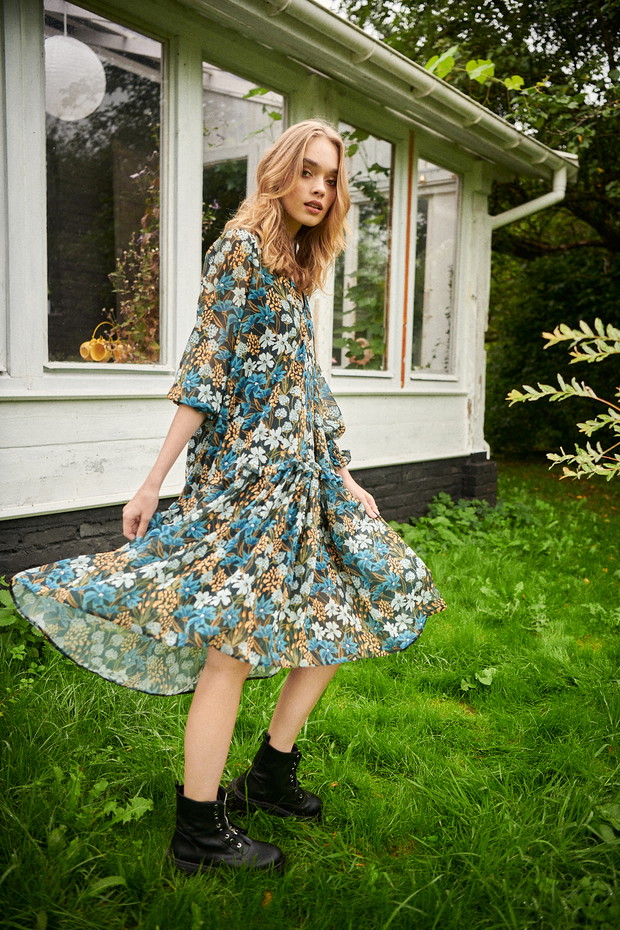 Trendy na jesień 2020 - sukienka w kwiaty w stylu boho