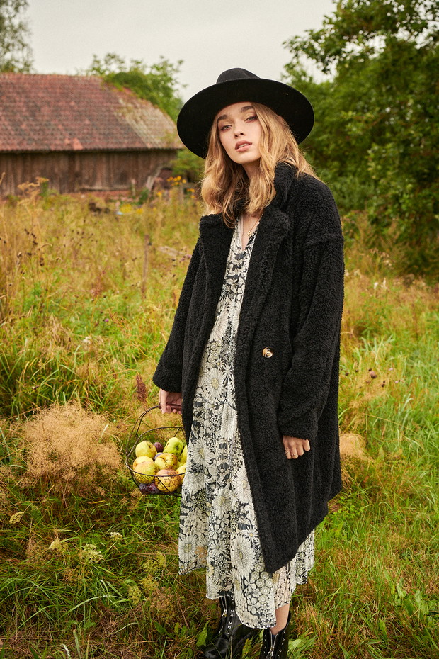 Trendy na jesień 2020 - sukienka w kwiaty w stylu boho