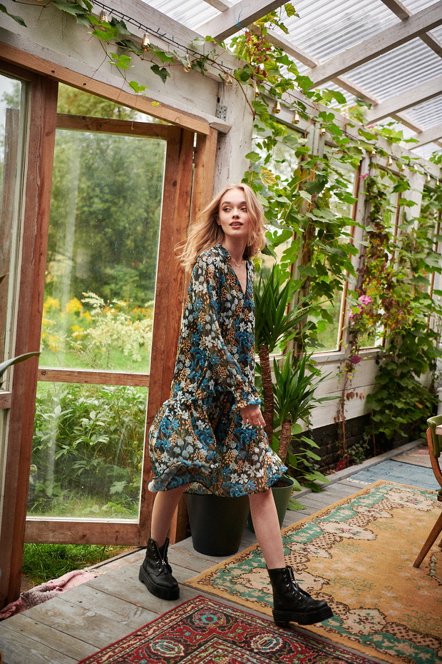 Trendy na jesień 2020 - sukienka w kwiaty w stylu boho