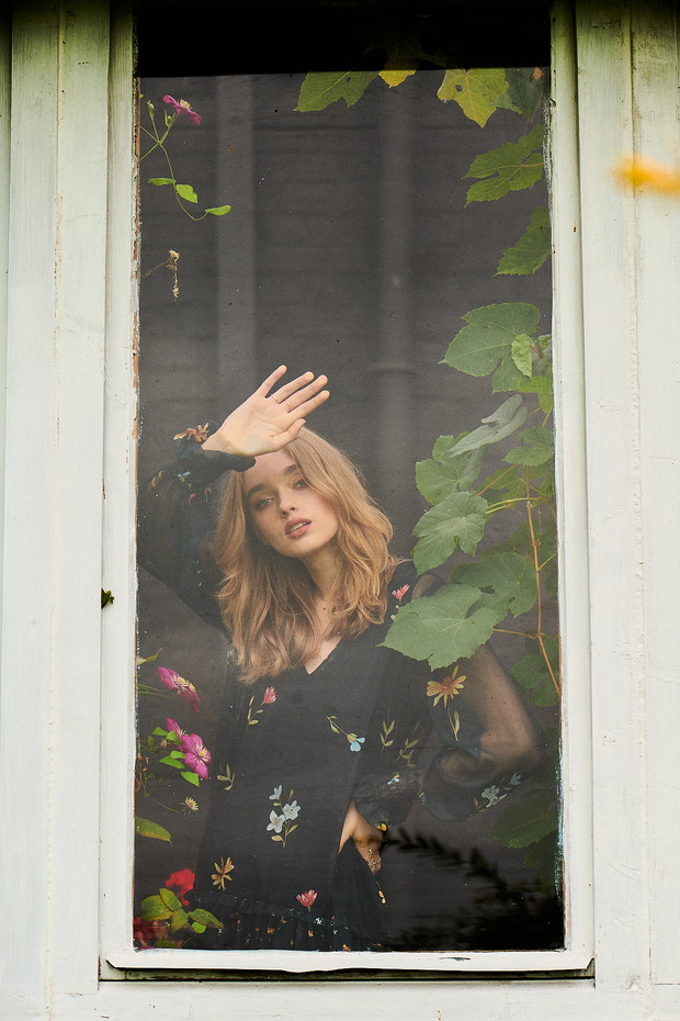 Trendy na jesień 2020 - sukienka w kwiaty w stylu boho