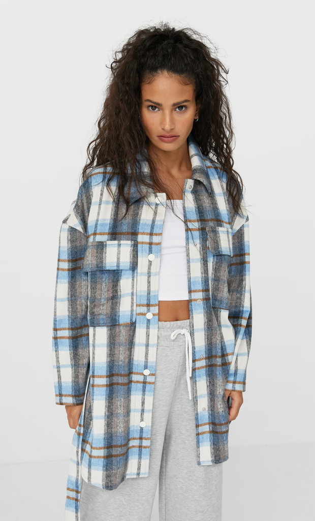 Trendy na jesień 2020 - wierzchnia koszula w kratę z paskiem Stradivarius