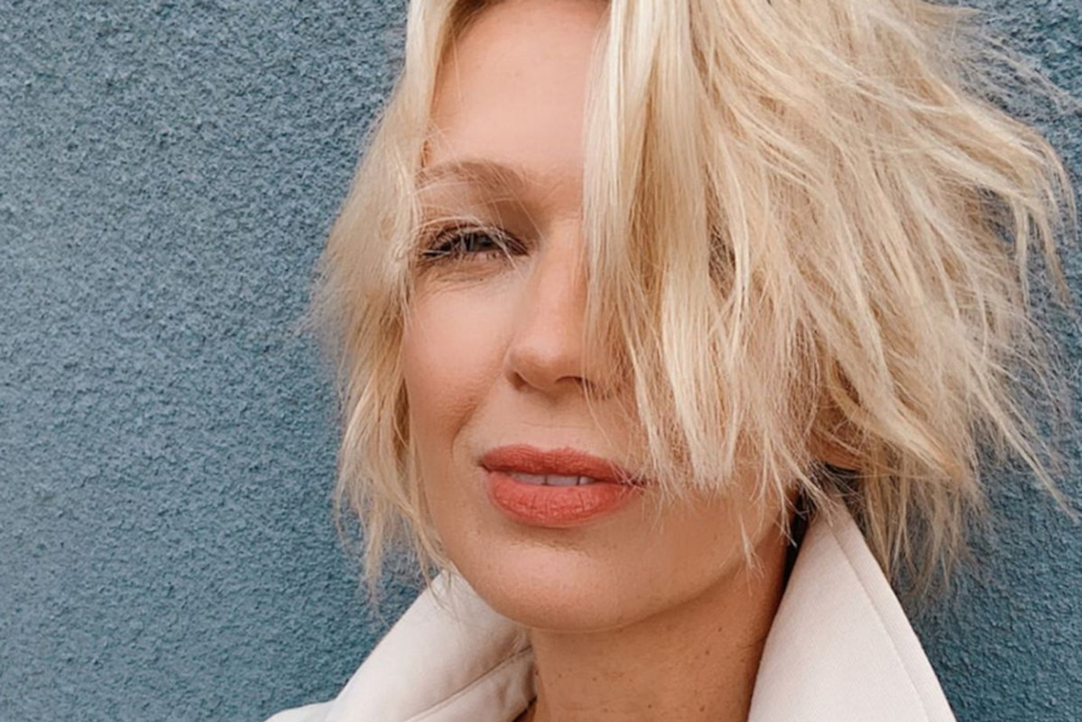 Moda na jesień 2020 - Magda Mołek w białym płaszczu z Reserved