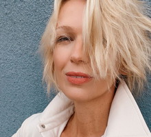 Moda na jesień 2020 - Magda Mołek w białym płaszczu z Reserved