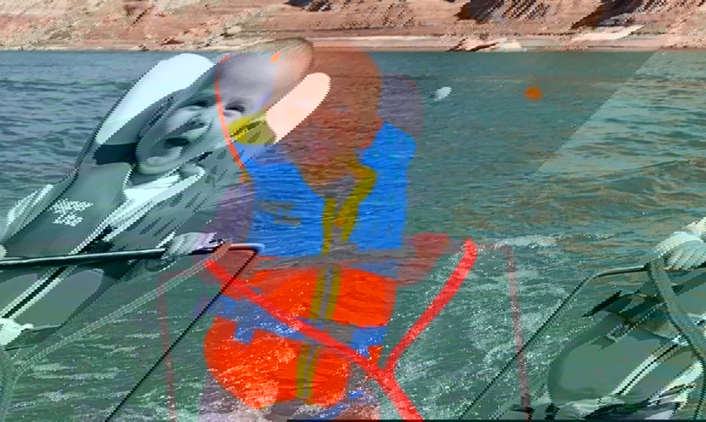 6-miesięczne dziecko na nartach wodnych