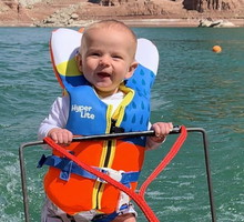 6-miesięczne dziecko na nartach wodnych