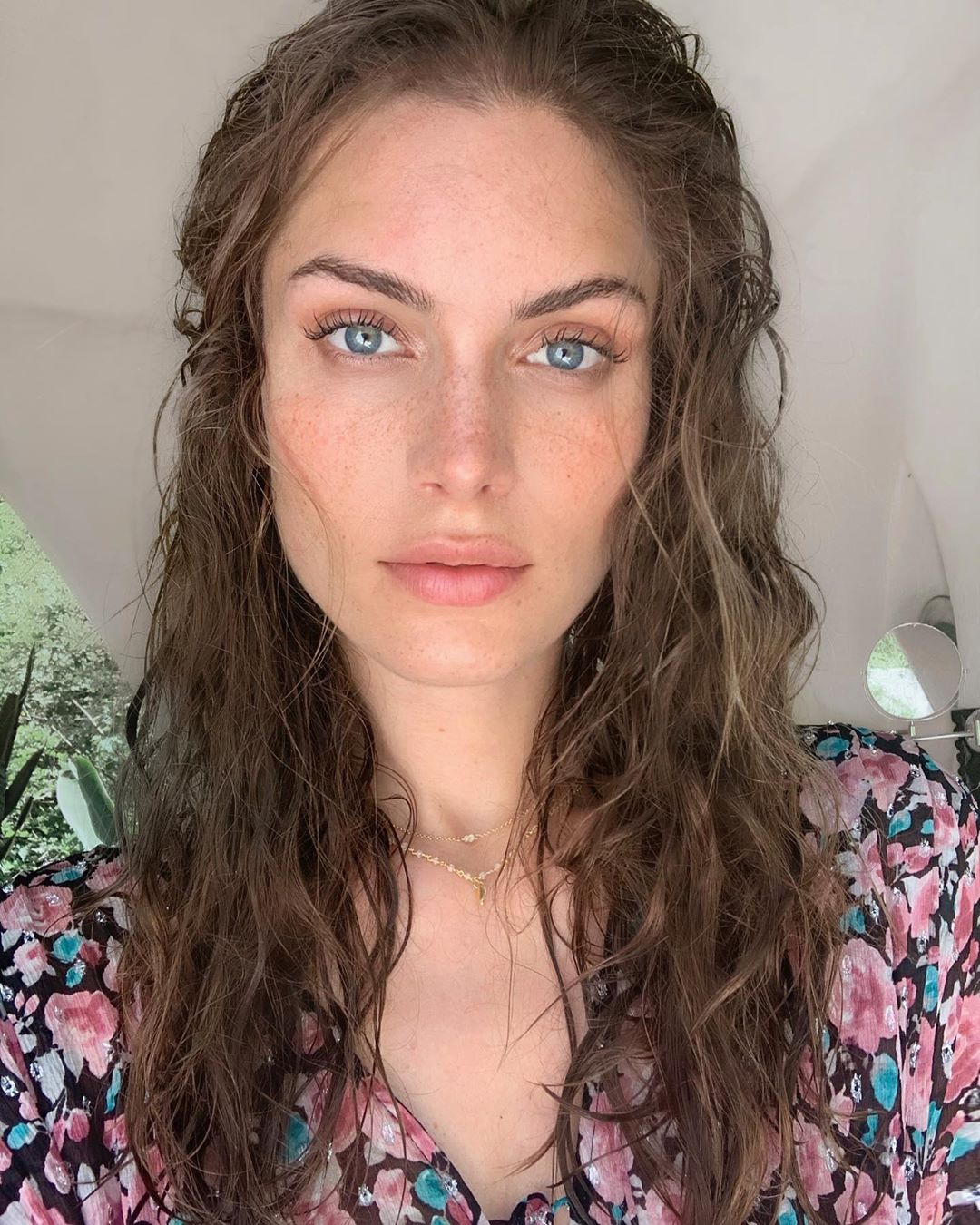 Draping w makijażu - co to jest? Na czym polega metoda konturowania, która wyszczupli naszą twarz. Instrukcja konturowania twarzy krok po kroku