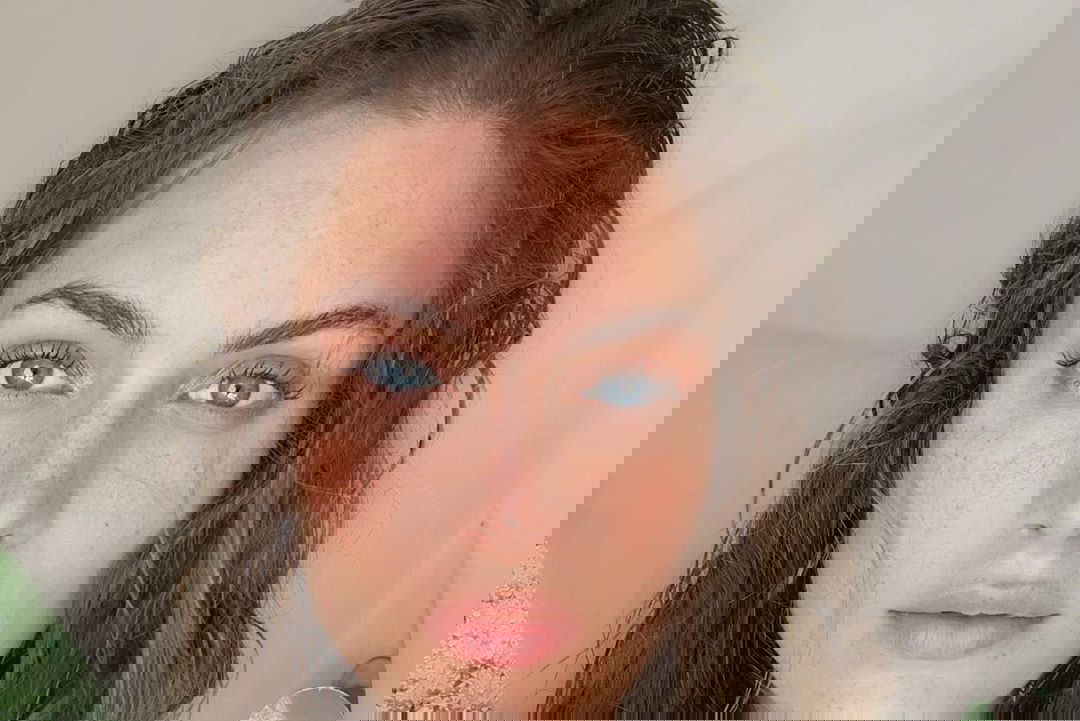 Draping w makijażu - co to jest? Na czym polega metoda konturowania, która wyszczupli naszą twarz. Instrukcja konturowania twarzy krok po kroku