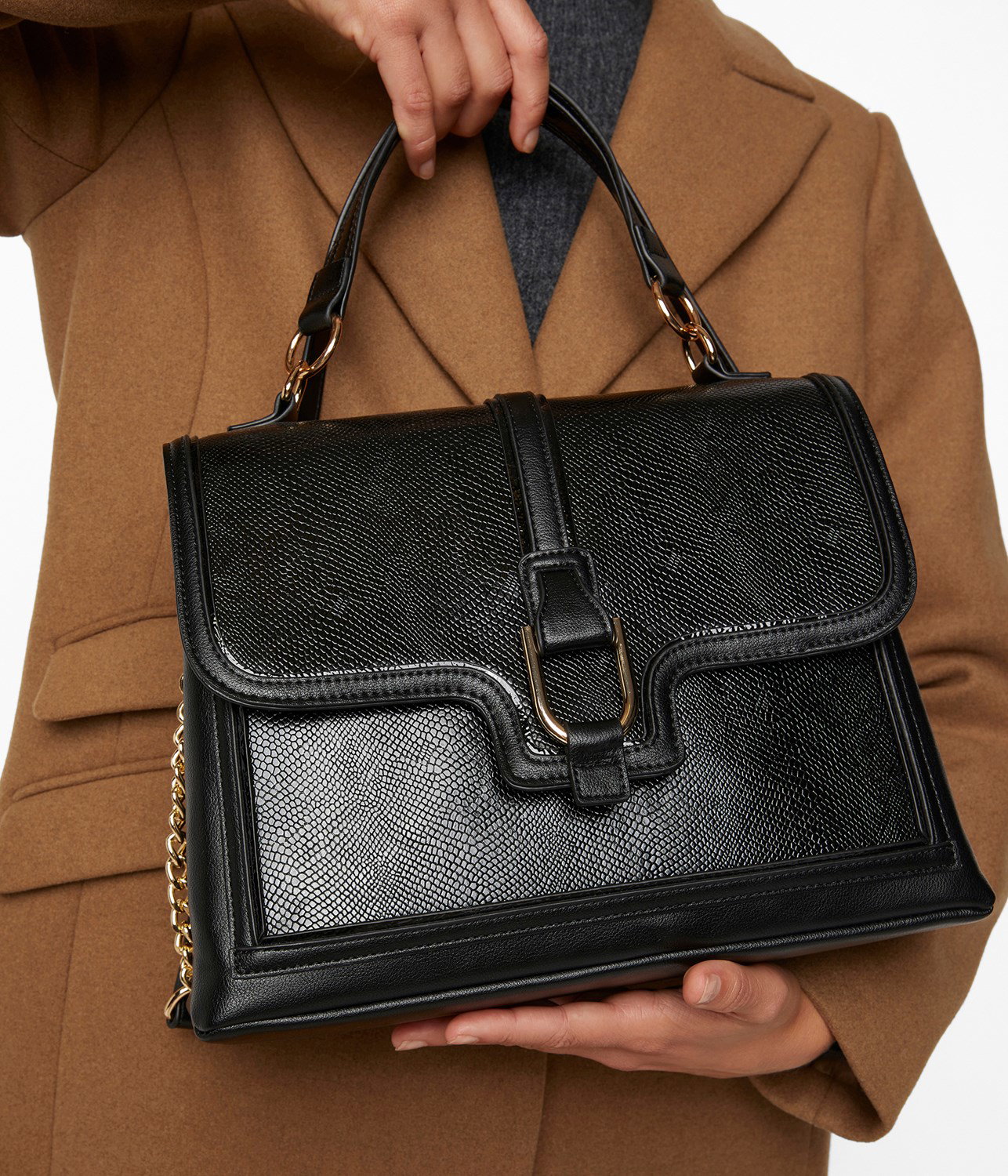 Trendy na jesień 2020 - czarna torebka w stylu vintage Kappahl