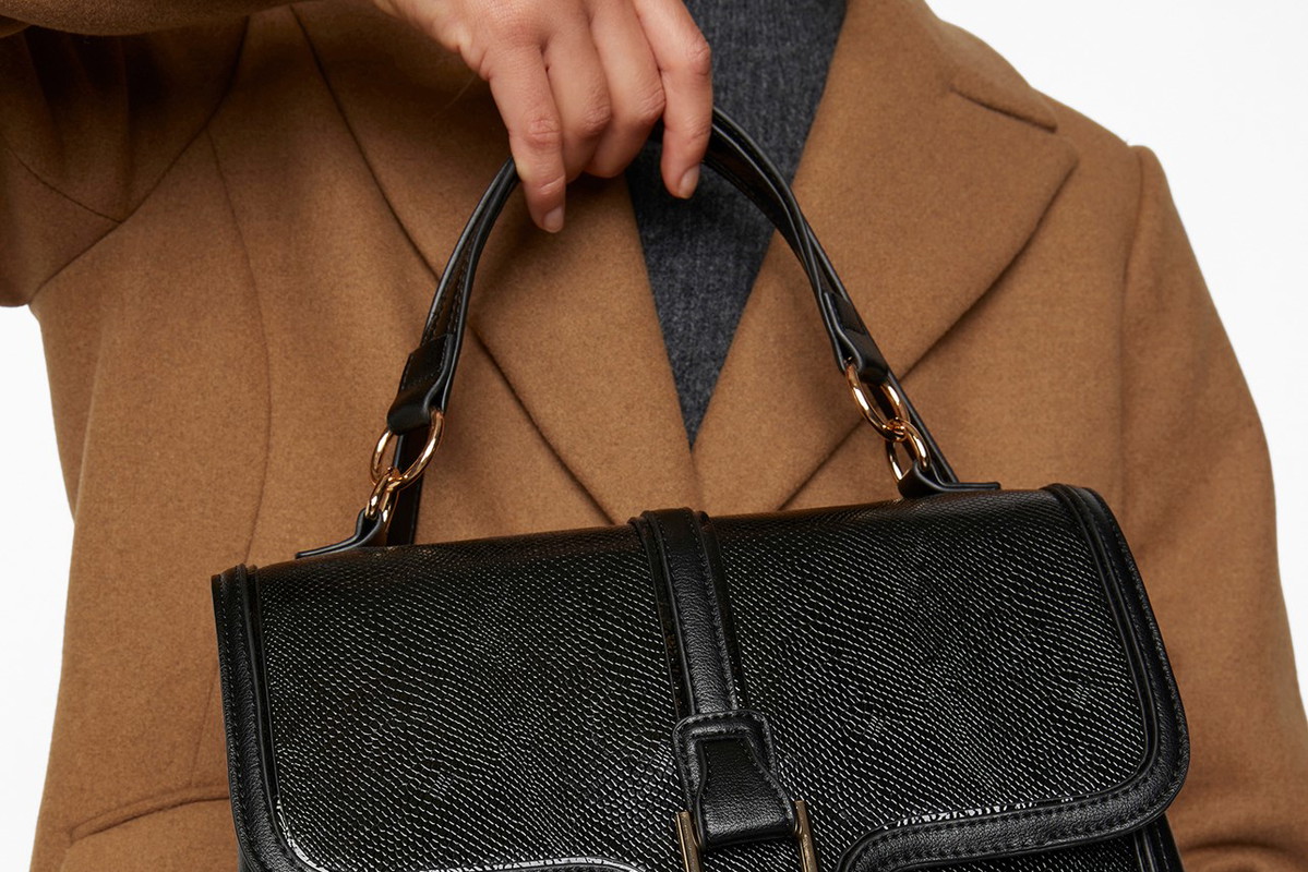 Trendy na jesień 2020 - czarna torebka w stylu vintage Kappahl